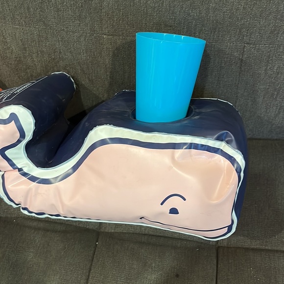 Vineyard vines adorable drink holder! Hold your beer or soda - Picture 3 of 6